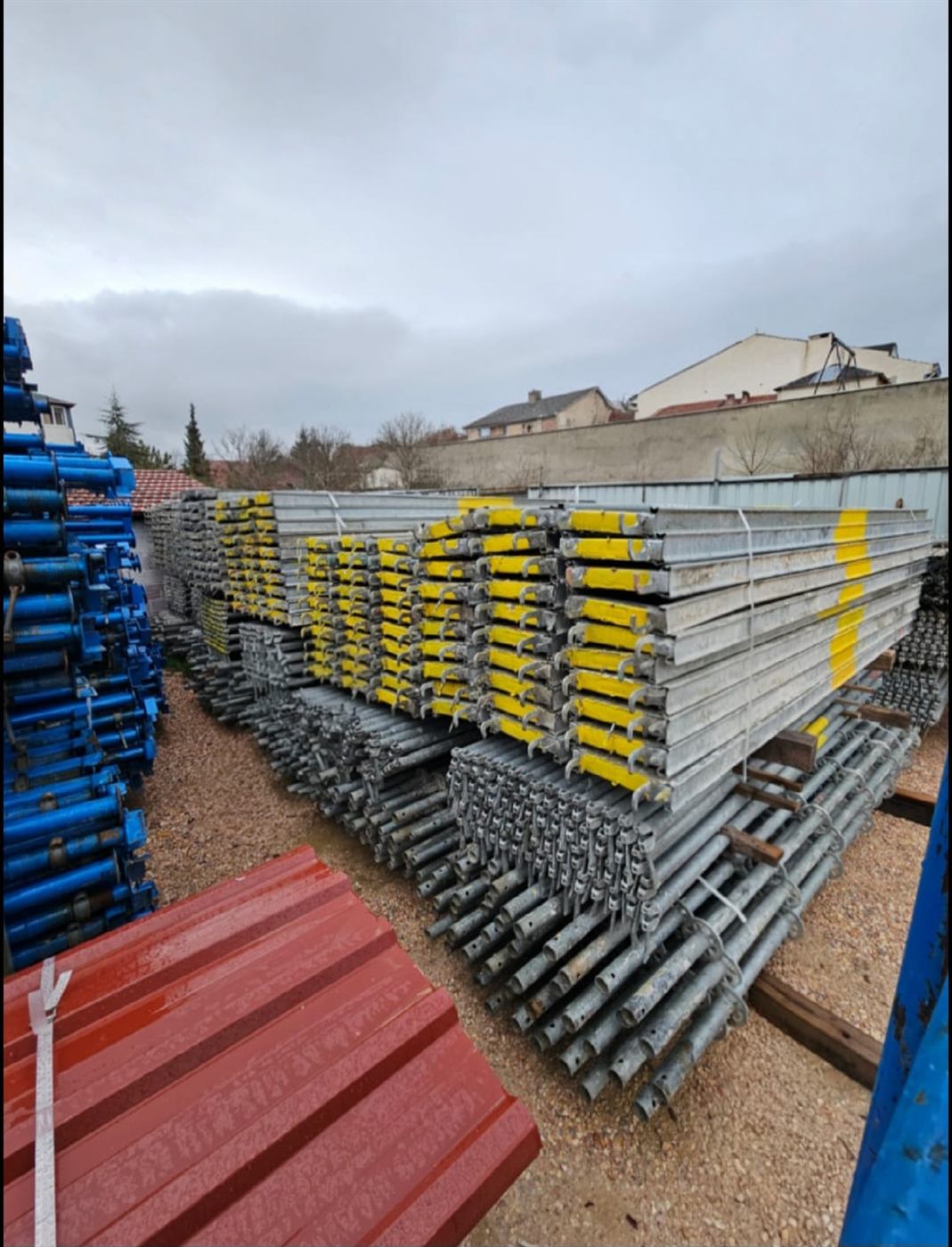 Galvaniz ve boyalı iskele malzemeleri